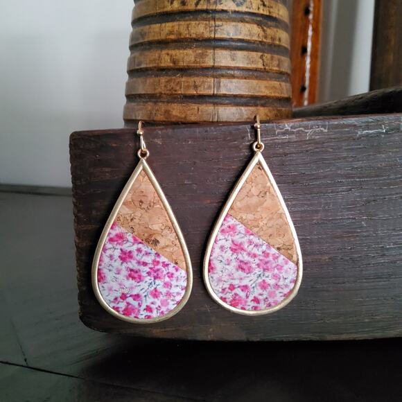 Gold Tone Cork Floral Teardrop Dangle Earrings - Picture 2 of 9